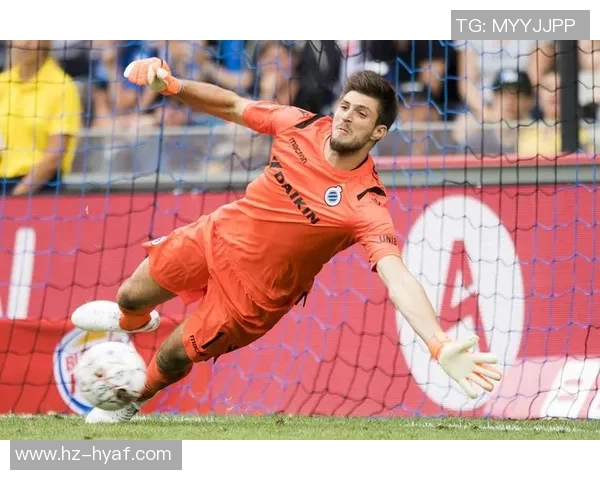 哈维西蒙斯崛起之路：从青训天才到足球场上的新星